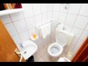 Apartmanok és szobák Mini - parking: SA1(2), R1(2) s balkonom Bol - Brac sziget  - Szoba - R1(2) s balkonom: fürdőszoba toalettel