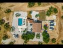 Házak a pihenésre Diana - pool and terrace: H(4+1) Pucisca - Brac sziget  - Horvátország  - medence (ház és környéke)