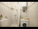 Apartmanok Mira - great location & free Bbq: A1(2+2), A2(2+1) Splitska - Brac sziget  - Apartman - A1(2+2): fürdőszoba toalettel