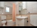 Apartmanok Maja - sea view : A1(2), A2(2), A3(4+1) Mastrinka - Ciovo sziget  - Apartman - A1(2): fürdőszoba toalettel