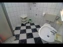 Apartmanok Bela2 - great location A1 B1(4), A2 C1(4), A3 D1(4+1) Mastrinka - Ciovo sziget  - Apartman - A3 D1(4+1): fürdőszoba toalettel
