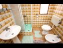 Apartmanok Doktor - sea view; A2(9) Mastrinka - Ciovo sziget  - Apartman - A2(9): fürdőszoba toalettel