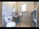 Apartmanok Bozo - 100m to the sea: A1(4), A2(4), A3(4), A4(4), A5(4) Okrug Donji - Ciovo sziget  - Apartman - A2(4): fürdőszoba toalettel