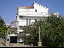 Apartmanok Ljuba - nice garden: A2(4+1) Plavi, A4(8+1), A1(2+2) Okrug Gornji - Ciovo sziget  - ház