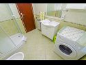 Apartmanok Ljuba - nice garden: A2(4+1) Plavi, A4(8+1), A1(2+2) Okrug Gornji - Ciovo sziget  - Apartman - A4(8+1): fürdőszoba toalettel