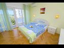 Apartmanok Ljuba - nice garden: A2(4+1) Plavi, A4(8+1), A1(2+2) Okrug Gornji - Ciovo sziget  - Apartman - A4(8+1): hálószoba