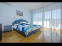 Apartmanok Ljuba - nice garden: A2(4+1) Plavi, A4(8+1), A1(2+2) Okrug Gornji - Ciovo sziget  - Apartman - A4(8+1): hálószoba