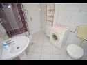 Apartmanok Ljuba - nice garden: A2(4+1) Plavi, A4(8+1), A1(2+2) Okrug Gornji - Ciovo sziget  - Apartman - A2(4+1) Plavi: fürdőszoba toalettel