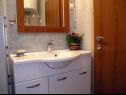Apartmanok Aurelius - relaxing with gorgeous view A1 Luce (4+2), A2 Marin(2+2), A3 Maja(4+2), A4 Duje(2+2) Okrug Gornji - Ciovo sziget  - Apartman - A1 Luce (4+2): fürdőszoba toalettel