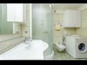 Apartmanok Ljuba - nice garden: A2(4+1) Plavi, A4(8+1), A1(2+2) Okrug Gornji - Ciovo sziget  - Apartman - A1(2+2): fürdőszoba toalettel