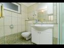 Apartmanok Ljuba - nice garden: A2(4+1) Plavi, A4(8+1), A1(2+2) Okrug Gornji - Ciovo sziget  - Apartman - A1(2+2): fürdőszoba toalettel