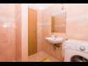 Apartmanok Ivica - garden terrace A1(2), A2(2+2) Slatine - Ciovo sziget  - Apartman - A1(2): fürdőszoba toalettel