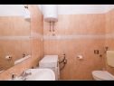 Apartmanok Ivica - garden terrace A1(2), A2(2+2) Slatine - Ciovo sziget  - Apartman - A1(2): fürdőszoba toalettel