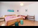 Apartmanok Mici 1 - great location and relaxing: A1(4+2) , SA2(2) Cres - Cres sziget  - Apartman - A1(4+2) : hálószoba