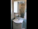 Apartmanok Vis 1 B1(4+2) - silver Selce - Riviera Crikvenica  - Apartman - B1(4+2) - silver: fürdőszoba toalettel