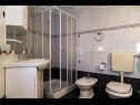 Apartmanok Mir - 50m from the sea A1(2+2), A2(2+1), A3(2), A4(4+2), A5(2+2) Fazana - Isztrián  - Apartman - A5(2+2): fürdőszoba toalettel