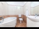 Apartmanok Juri A1(2+2), A2(2+2) Vrbnik - Krk sziget  - Apartman - A1(2+2): fürdőszoba toalettel