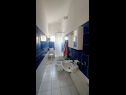 Apartmanok Mirjana: sea view & balcony: A1 MN (2+1), A2 JN (2+1) Baska Voda - Riviera Makarska  - Apartman - A1 MN (2+1): fürdőszoba toalettel