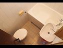 Apartmanok Miljko - 80 m from beach: A1(6), SA2(2), A10(4+1), A11(2+2) Brela - Riviera Makarska  - fürdőszoba toalettel