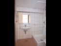 Apartmanok Ante M - 100 m from beach: A1(4+2), A2(4+2), C3(2) Brela - Riviera Makarska  - Apartman - C3(2): fürdőszoba toalettel