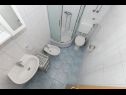 Apartmanok Miljko - 80 m from beach: A1(6), SA2(2), A10(4+1), A11(2+2) Brela - Riviera Makarska  - Apartman - A1(6): fürdőszoba toalettel