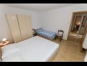 Apartmanok Miljko - 80 m from beach: A1(6), SA2(2), A10(4+1), A11(2+2) Brela - Riviera Makarska  - Apartman - A1(6): hálószoba