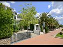 Apartmanok Gianni - modern & great location: SA1(2), A2(2+2), A3(2+2) Makarska - Riviera Makarska  - parkoló (ház és környéke)