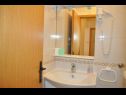 Apartmanok és szobák Ljuba - 130 meter from sea SA1(2), SA2(2+1), SA6(2+1), A4(2+1), R3(2+1), R7(2+1) Makarska - Riviera Makarska  - Apartmanstudió - SA1(2): fürdőszoba toalettel