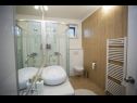 Apartmanok Palmina - comfort apartment: A1 veliki (6),  A2 žuti (4+1), A3 lila (2), SA4 bijeli (2) Makarska - Riviera Makarska  - Apartman - A1 veliki (6): fürdőszoba toalettel