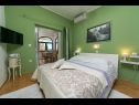 Apartmanok Palmina - comfort apartment: A1 veliki (6),  A2 žuti (4+1), A3 lila (2), SA4 bijeli (2) Makarska - Riviera Makarska  - Apartman -  A2 žuti (4+1): hálószoba