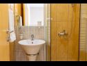 Apartmanok Gianni - modern & great location: SA1(2), A2(2+2), A3(2+2) Makarska - Riviera Makarska  - Apartmanstudió - SA1(2): fürdőszoba toalettel