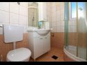 Apartmanok Slađa - 150 m from beach: A1(4+1), A2(4+1) Jezera - Murter sziget  - Apartman - A2(4+1): fürdőszoba toalettel