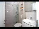 Apartmanok Nina - sea view family apartments SA1A(3), A1Donji(2+1), A3(6), A4(4+1), A5(6), A6(4) Celina Zavode - Riviera Omis  - Apartman - A1Donji(2+1): fürdőszoba toalettel