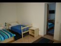 Apartmanok Zdravko - 150 m from sandy beach: SA1(3), SA2(3), A3(5) Duce - Riviera Omis  - Apartman - A3(5): hálószoba