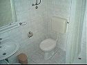 Apartmanok Mari - 40 m from sea: A1(4), A2(2+2), SA3(2) Krilo Jesenice - Riviera Omis  - Apartmanstudió - SA3(2): fürdőszoba toalettel