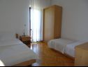 Apartmanok Mari - 40 m from sea: A1(4), A2(2+2), SA3(2) Krilo Jesenice - Riviera Omis  - Apartman - A1(4): hálószoba