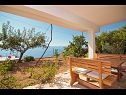Apartmanok May - with sea view: A1(2+2), A2(6)  Marusici - Riviera Omis  - terasz (ház és környéke)