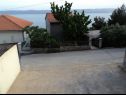 Apartmanok May - with sea view: A1(2+2), A2(6)  Marusici - Riviera Omis  - parkoló (ház és környéke)