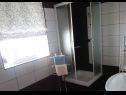 Apartmanok Mari - sea view apartments: A1(2) Borna, A2(4) Iva, A3(4) Silver, A4(4) Red Nemira - Riviera Omis  - Apartman - A2(4) Iva: fürdőszoba toalettel