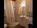 Apartmanok Ozren - amazing sea view: A1(7+1), A2(4+1) Omis - Riviera Omis  - Apartman - A2(4+1): fürdőszoba toalettel