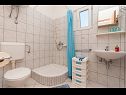 Apartmanok Franka - beautiful sea view & parking: A1(3), A2(2+2), A3(2+2), A4(3+1) Stanici - Riviera Omis  - Apartman - A3(2+2): fürdőszoba toalettel
