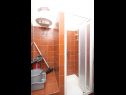 Apartmanok Branka - at the beach: A1(4), SA2(2) Stanici - Riviera Omis  - Apartman - A1(4): fürdőszoba toalettel