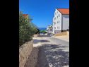 Apartmanok Mare - 50 m from beach: A1 Mijo (6+1), A2 Petar (2+2), A3 Katja (2+2) Mandre - Pag sziget  - részlet (ház és környéke)