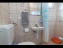 Apartmanok Krešo - 100 m from sea A1 desni(4), A2 lijevi(5), A3(2) Tkon - Pasman sziget  - Apartman - A2 lijevi(5): fürdőszoba toalettel