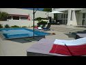 Apartmanok Markle - swimming pool and sunbeds A1(2+2), A2(4+1), A3(2+2), A4(4+1), A5(2+2), A6(4+1) Banjol - Rab sziget  - medence (ház és környéke)