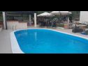 Apartmanok Robi- swimming pool and beautiful garden A1-žuti(5), A2-crveni(5), A3(3+1) Kampor - Rab sziget  - medence