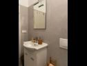 Apartmanok és szobák Mila - yard: A1(4+1), R1(2+1), R2(2) Supetarska Draga - Rab sziget  - Szoba - R1(2+1): fürdőszoba toalettel