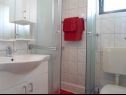Apartmanok Marko - 30m from beach; A1(2+2), A2(2+2), A3(2+2), A4(2+2) Rogoznica - Riviera  Sibenik  - Apartman - A2(2+2): fürdőszoba toalettel