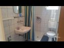 Apartmanok Mat - 100 m from sea: A1 Plavi(2+2), A2 Zeleni(4), A3 Bijeli(2+1), SA4 Crveni(2) Srima - Riviera  Sibenik  - Apartman - A3 Bijeli(2+1): fürdőszoba toalettel