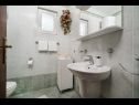 Apartmanok Josip - free parking and BBQ: A1(4), A2(2+1) Vodice - Riviera  Sibenik  - Apartman - A2(2+1): fürdőszoba toalettel